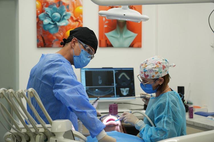 Dr. Radu Dumitru, alegerea preferată pentru implanturi dentare personalizate