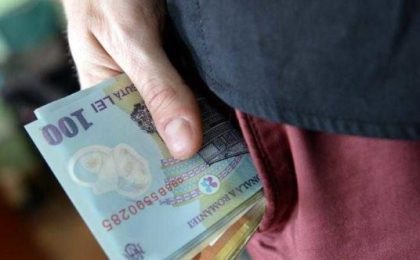 Românii retrag masiv bani din fondurile de pensii din cauza noilor taxe