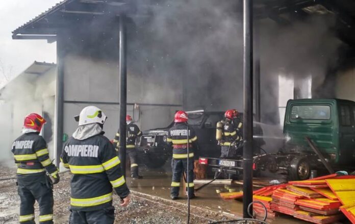 Incendiu la o hală cu autovehicule la ieșirea din Focșani