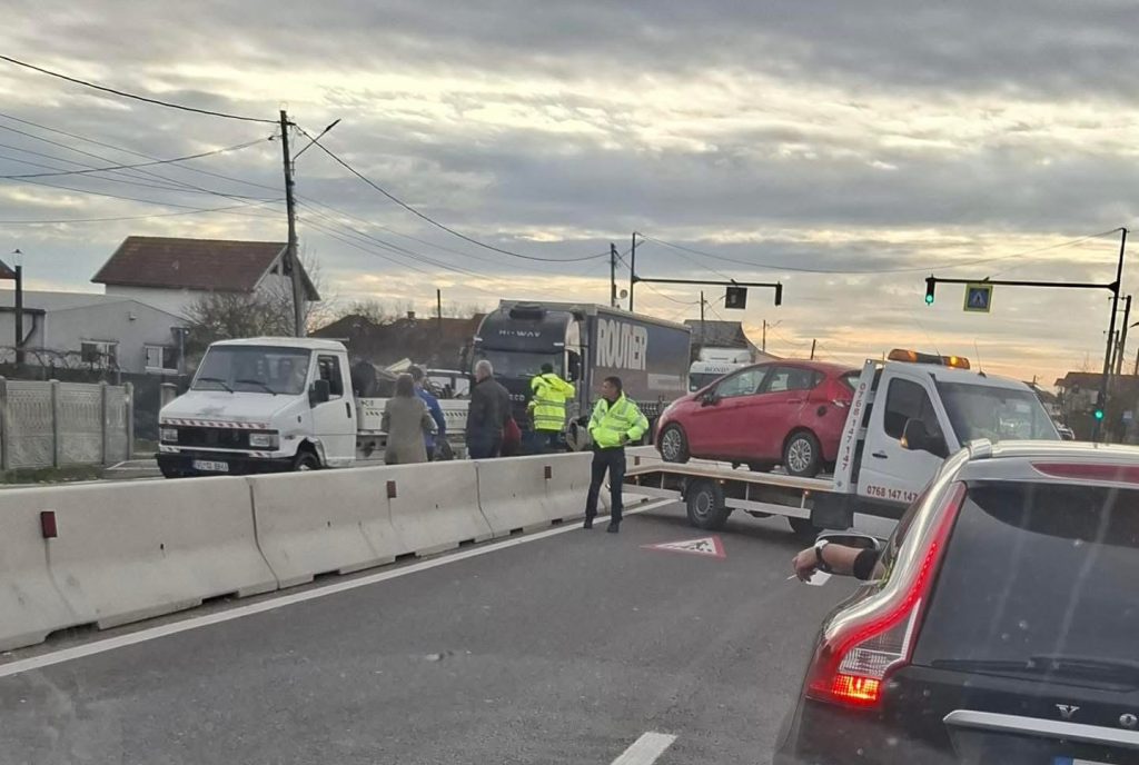Accident cu trei mașini la intrarea în Râmnicu Vâlcea pe DN 64