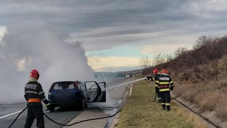 Mașină cuprinsă de flăcări pe autostrada A3, intervenție promptă a pompierilor