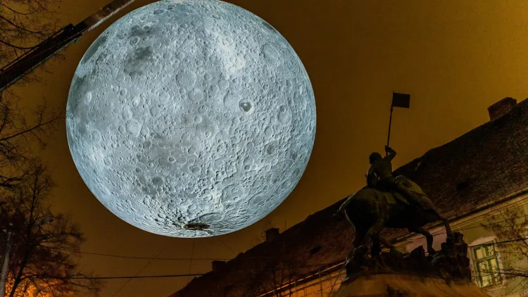 Instalația Museum of the Moon revine în Cluj-Napoca începând cu 28 noiembrie
