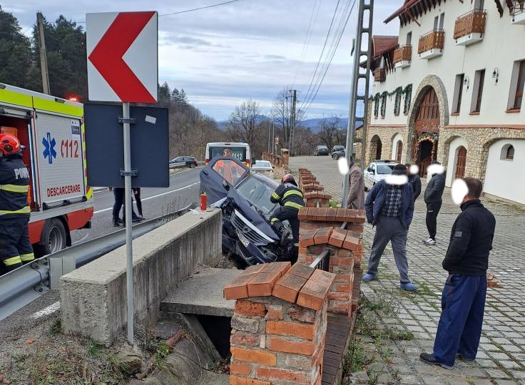 Accident grav la Dănești: mașină a intrat violent într-un podeț, o persoană încarcerată