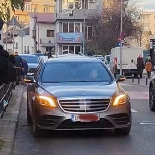 Limuzină blocând o bandă de circulație în fața liceului Avram Iancu din Cluj-Napoca