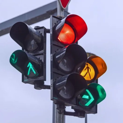 Două intersecții și trei treceri de pietoni din Cluj-Napoca vor fi semaforizate începând de mâine