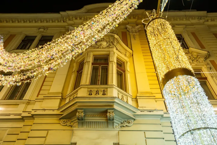 Iluminatul festiv de iarnă începe în centrul Clujului cu ansambluri luminoase spectaculoase