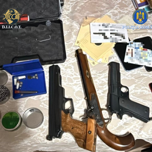 Percheziții la o grupare de traficanți de droguri din Neamț și Galați