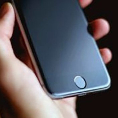 Parlamentul European cere limită de vârstă și restricții pentru protejarea minorilor online