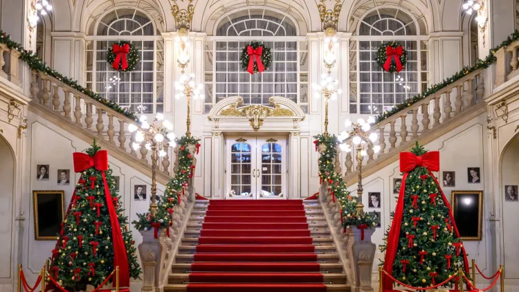 Opera din Cluj îmbracă straie de sărbătoare cu decoruri elegante și festive