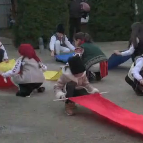 Copiii din cartierul Constantin Gane celebrează Ziua Națională printr-un dans special