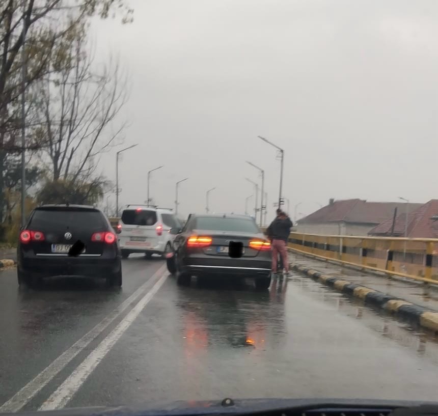 Accident rutier blochează parțial traficul pe pasarela din Târgu Jiu
