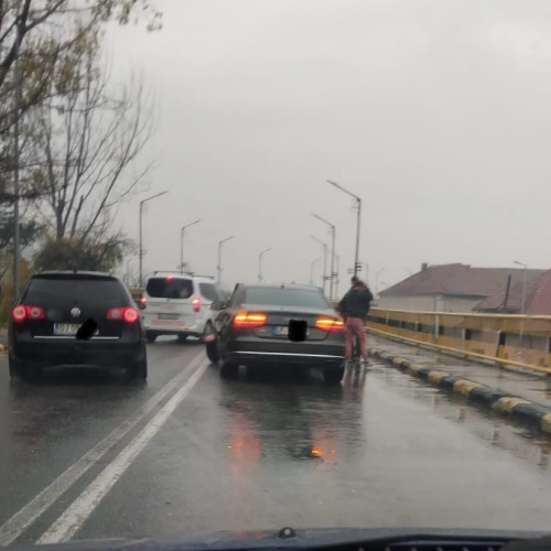 Accident rutier blochează parțial traficul pe pasarela din Târgu Jiu