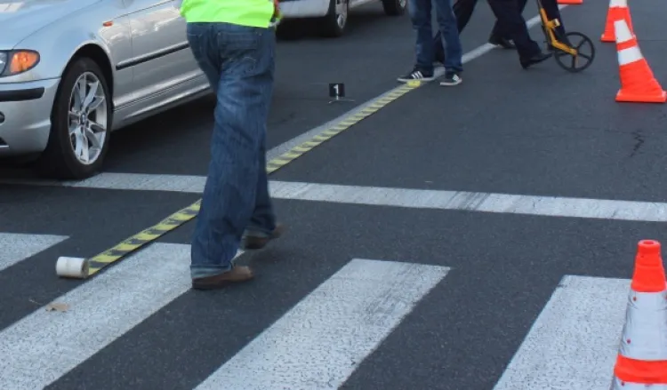 Femeie lovită pe trecerea de pietoni în Gherla, transportată la spital