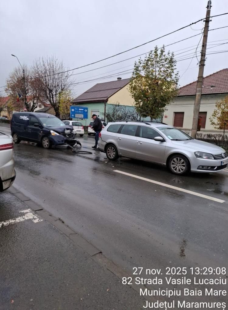 Două mașini s-au ciocnit pe strada Vasile Lucaciu din Baia Mare