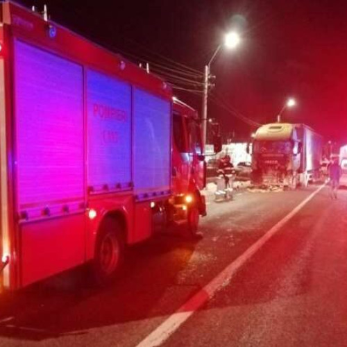 Accident grav între un TIR și un autoturism în Bacău, cinci victime
