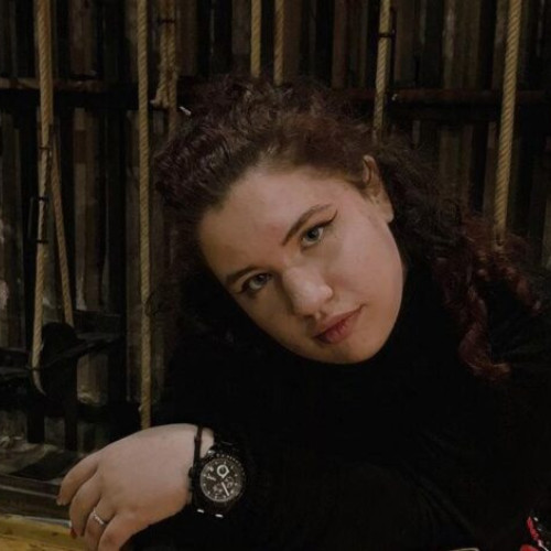 Povestea unei tinere care a transformat voluntariatul teatral în carieră