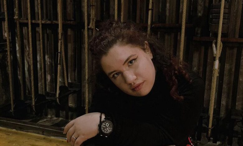 Povestea unei tinere care a transformat voluntariatul teatral în carieră