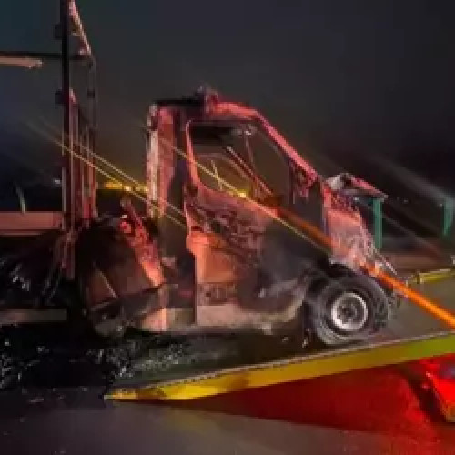 Accident grav pe autostrada A1 în Hunedoara: o autoutilitară cu lemne a luat foc