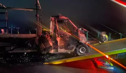 Accident grav pe autostrada A1 în Hunedoara: o autoutilitară cu lemne a luat foc