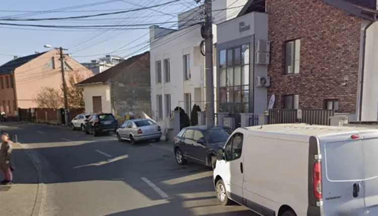 Locuitorii de pe strada Salcâmului cer soluții pentru parcările ilegale care blochează traficul