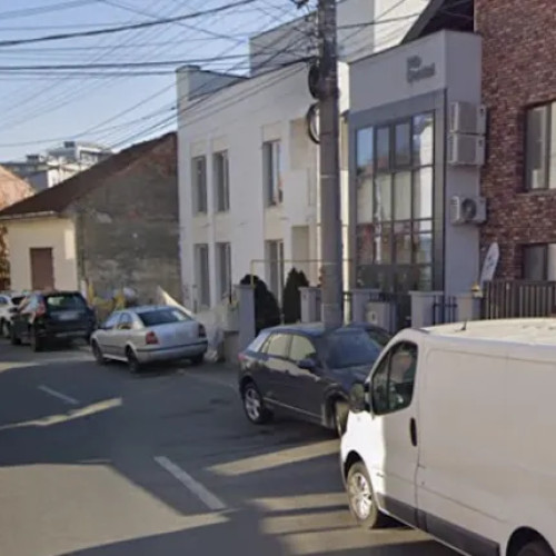 Locuitorii de pe strada Salcâmului cer soluții pentru parcările ilegale care blochează traficul