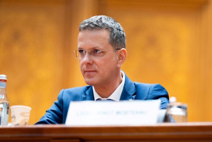 Ministrul Apărării Ionuț Moșteanu și-a anunțat demisia din cauza controversei privind studiile