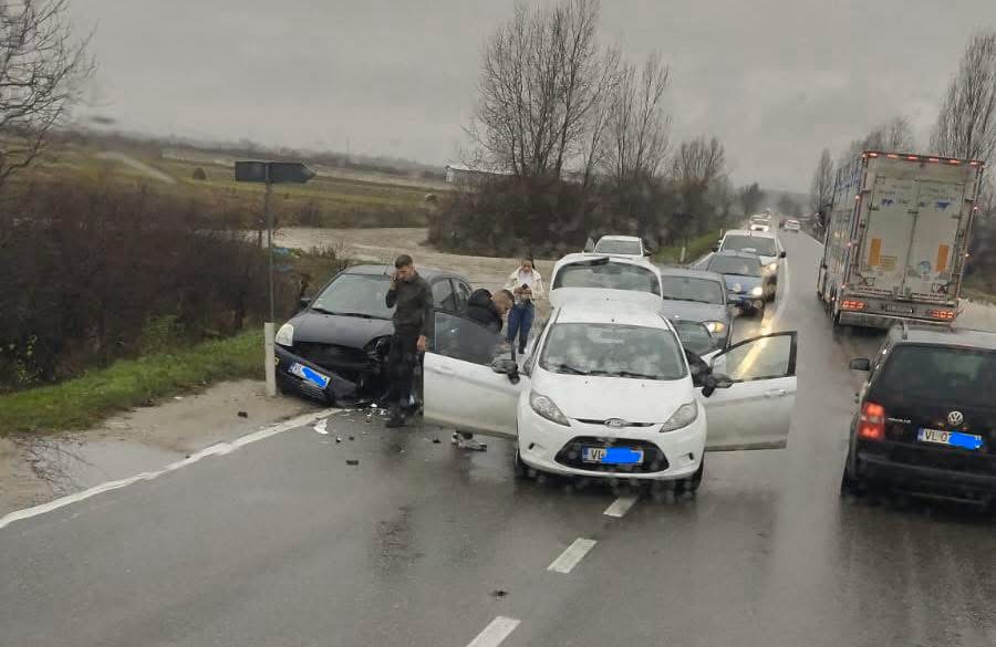 Accident pe DN 64 în zona Mihăești blochează traficul în Vâlcea