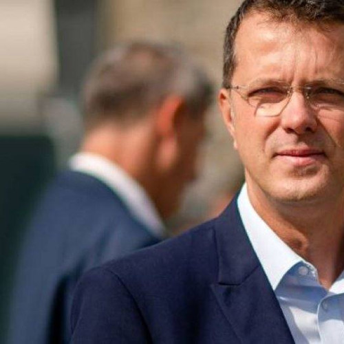 Ionuț Moșteanu a demisionat de la conducerea Ministerului Apărării după scandalul diplomei