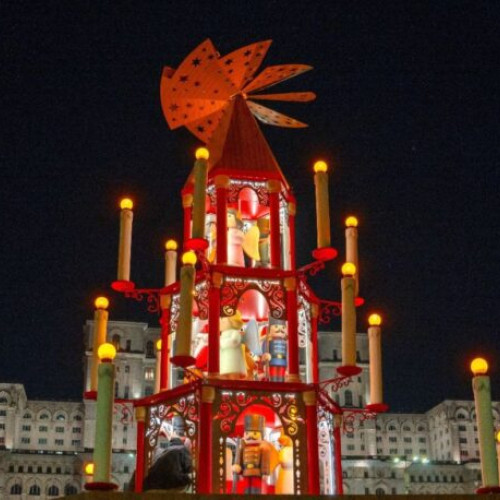 Prima piramidă de Crăciun din România, atracția principală a târgului din București