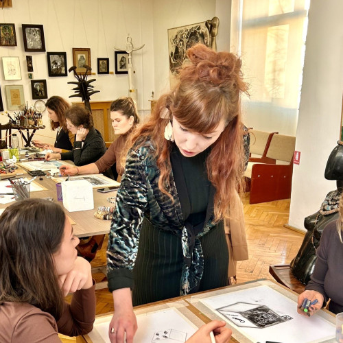 Atelier de creație artistică la Muzeul de Artă Constanța explorează simbolul cubului