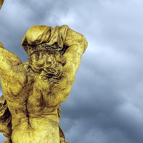 Expoziție interdisciplinară conectează arta bijuteriei cu universul vizual al lui Ion Alin Gheorghiu