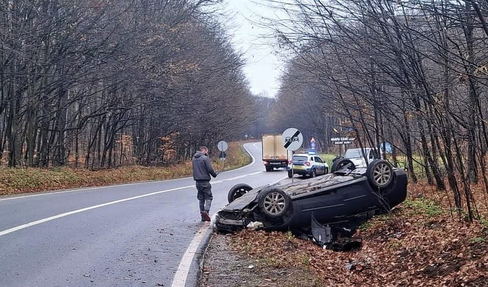 Tânără scapă nevătămată după ce s-a răsturnat cu mașina pe DN29A, la ieșirea din Vârfu Câmpului