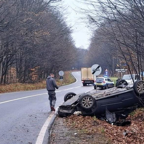 Tânără scapă nevătămată după ce s-a răsturnat cu mașina pe DN29A, la ieșirea din Vârfu Câmpului