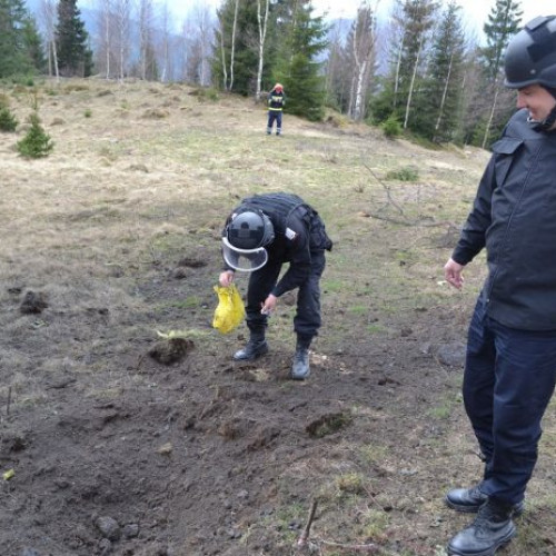 Un localnic din Dorna Arini a găsit un obuz într-o pădure și a sunat la 112. S-a intervenit de urgență pentru ridicarea acestuia de către personal de la ISU Suceava.