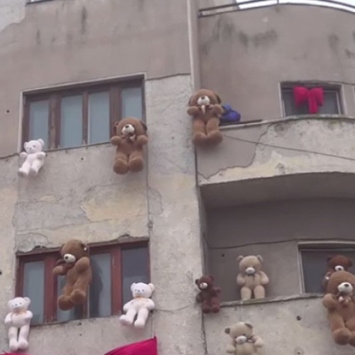 Ursuleții de pluș agățați pe un bloc degradat din Constanța stârnesc controverse