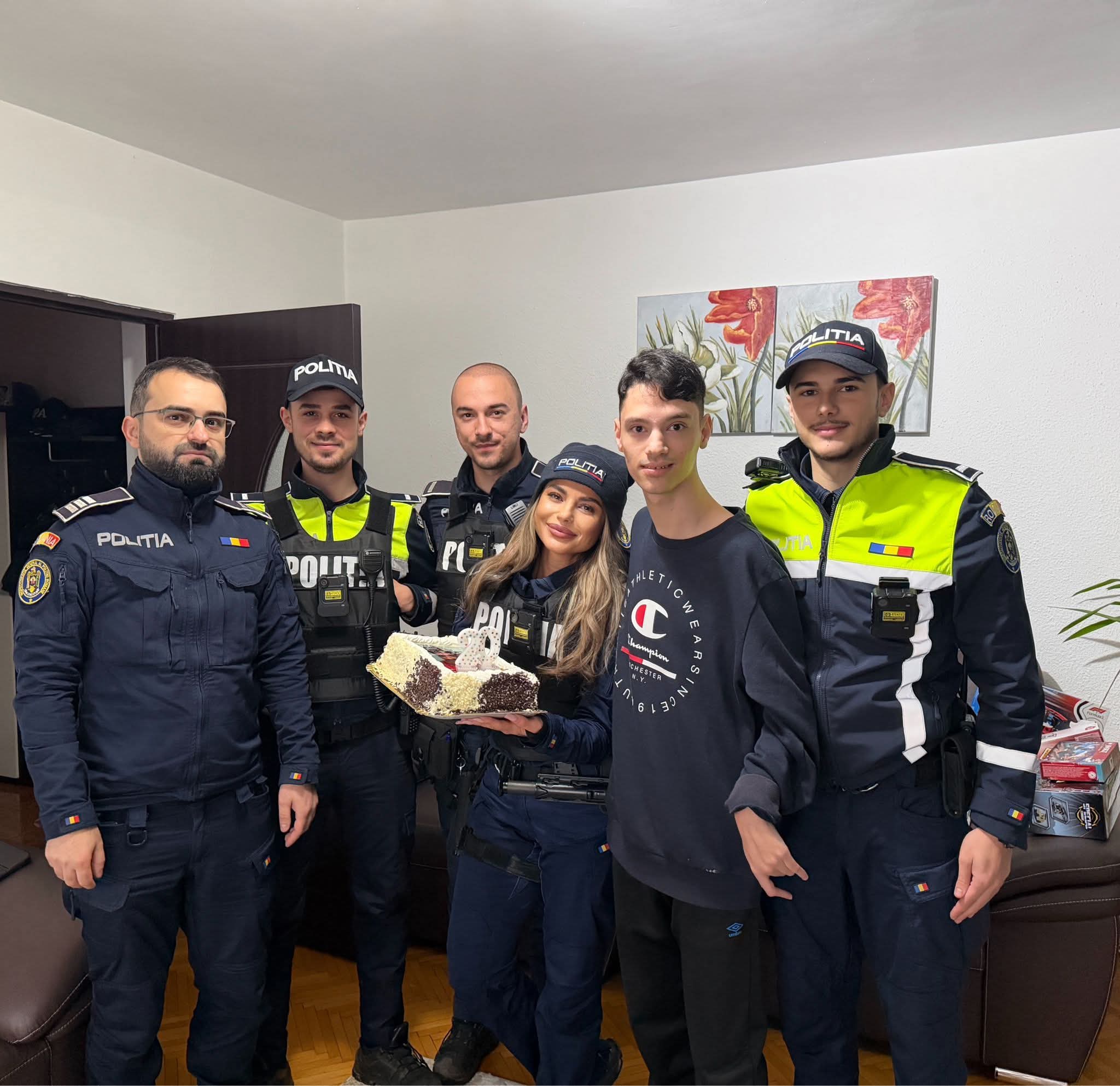 Poliția Capitalei a adus bucurie unui tânăr fan al oamenilor legii