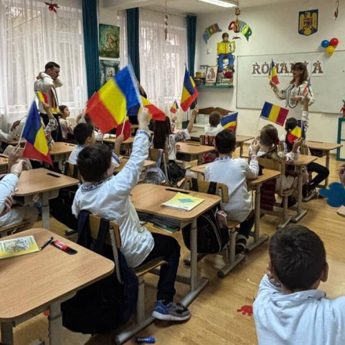 Elevii de clasa a II-a de la Școala Coresi au sărbătorit Sfântul Andrei și Ziua Națională