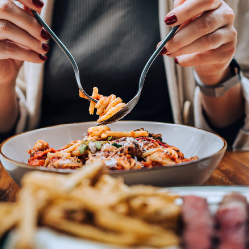 Românii ies la restaurant mult mai rar și aleg meniuri accesibile