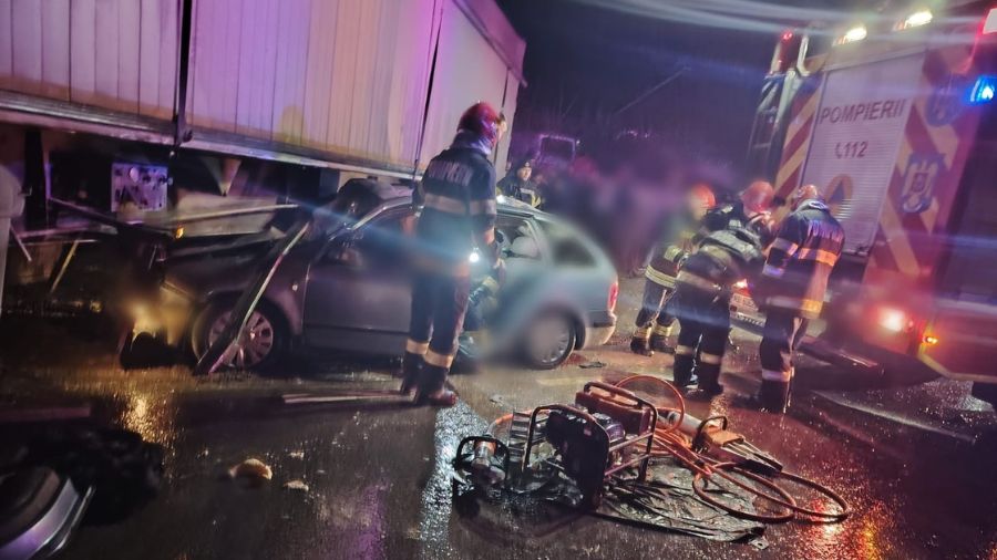 Două persoane au murit într-un accident cu TIR în Bacău, trei au fost rănite