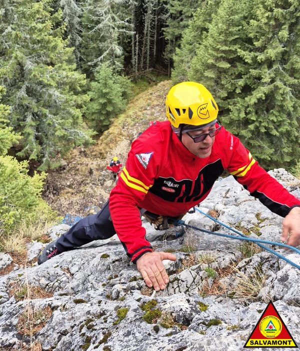 Salvatorii montani din Vrancea au finalizat un program de pregătire la Munții Bucegi