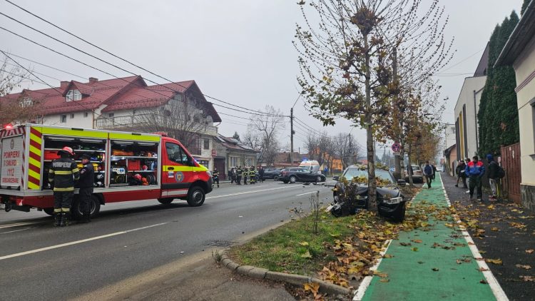Accident grav pe strada Vasile Lucaciu din Baia Mare, mai multe mașini avariate