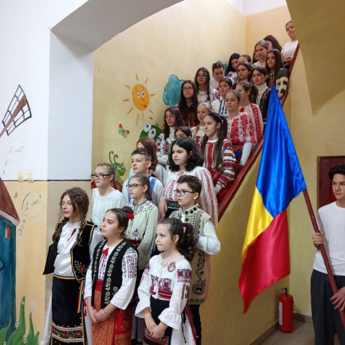 Școala „Vasile Cîrlova” din Târgoviște marchează Ziua Națională cu activități educative