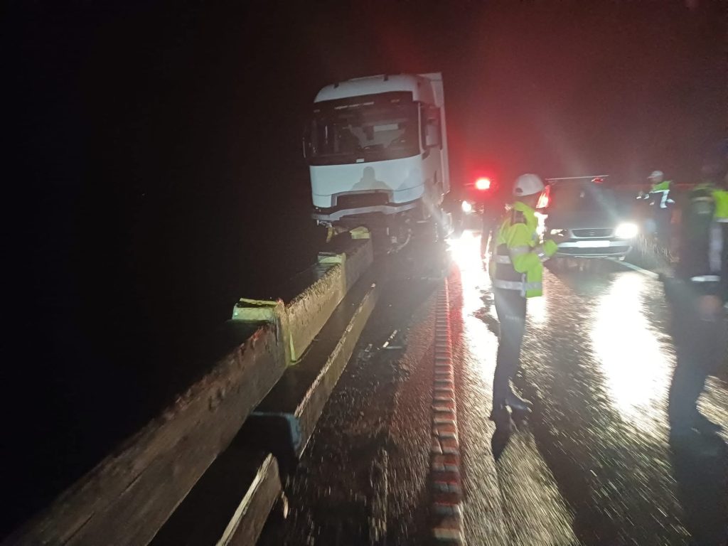 Accident cu un TIR pe DN 6 în zona Viaduct Gura Padini