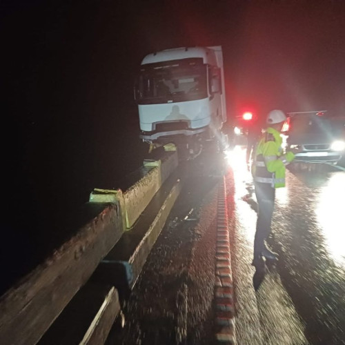 Accident cu un TIR pe DN 6 în zona Viaduct Gura Padini