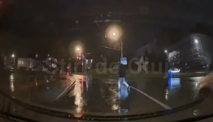 Pieton surprins traversând neregulamentar în centrul Clujului, evitat din fericire de șofer