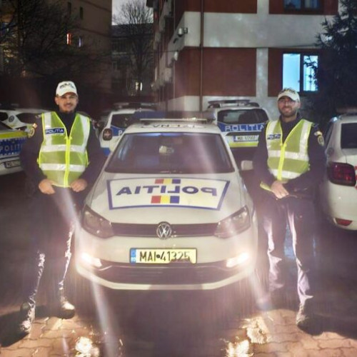 Polițiști din Focșani salvează viața unui bărbat găsit inconștient în stația de autobuz