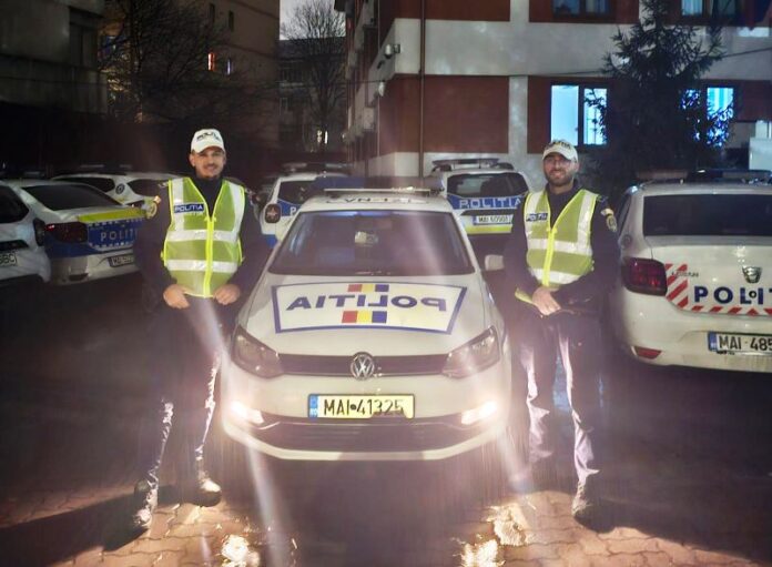 Polițiști din Focșani salvează viața unui bărbat găsit inconștient în stația de autobuz