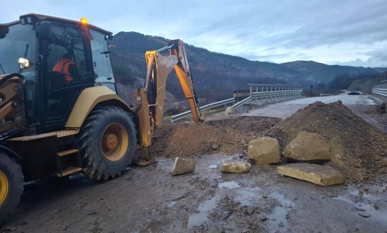 Circulația pe DJ 203K în Lopătari a fost reluată după intervențiile de urgență