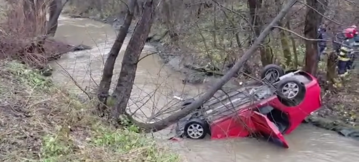 Un autoturism a căzut în râul Cerna; șoferul, rănit ușor, a fost dus la spital