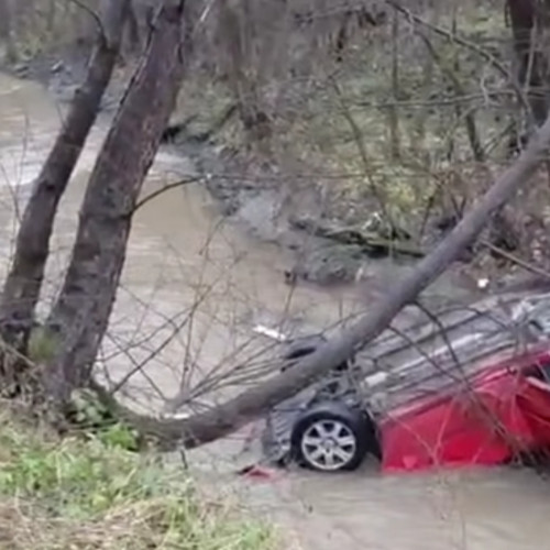 Un autoturism a căzut în râul Cerna; șoferul, rănit ușor, a fost dus la spital